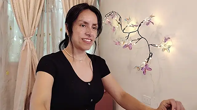 Snapshot of Bella_Exhibition chatting on 05-14-26, 07:09 Bella Exhibition online show from 05-14-26, 07:09