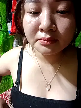 Snapshot of Bee-bgolden chatting on 11-08-25, 07:41 Bee-bgolden online show from 11-08-25, 07:41