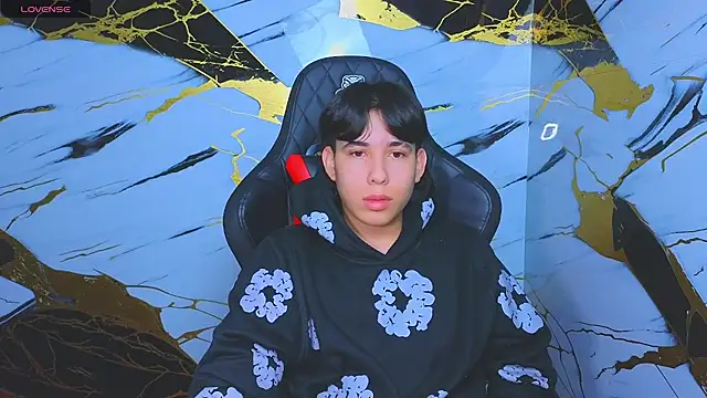 Snapshot of Suarezz10_ chatting on 11-06-25, 11:44 Suarezz10 online show from 11-06-25, 11:44