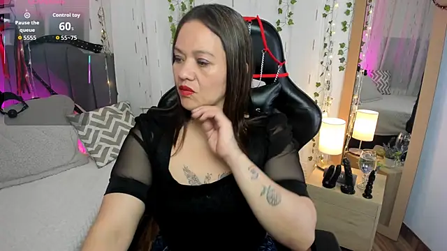 Victoria Wilde  online show from 11-18-25, 09:25