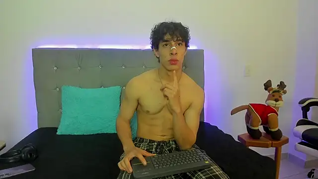 Snapshot of chris_evans27 chatting on 11-24-25, 11:37 chris evans27 online show from 11-24-25, 11:37