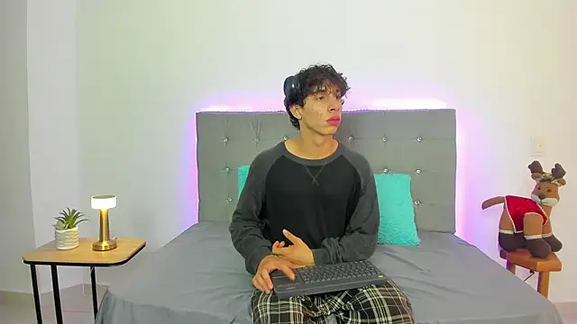 Snapshot of chris_evans27 chatting on 11-26-25, 01:17 chris evans27 online show from 11-26-25, 01:17