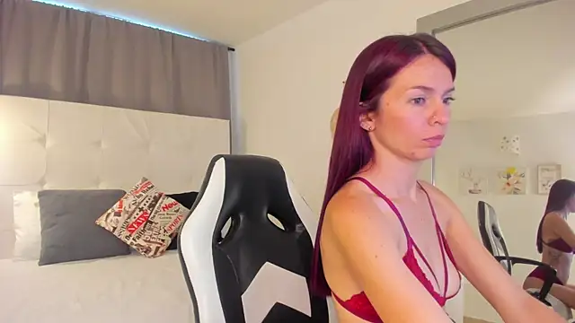 Emi Rosee online show from 12-18-25, 12:22