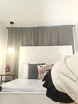 Emi Rosee online show from 12-19-25, 12:12