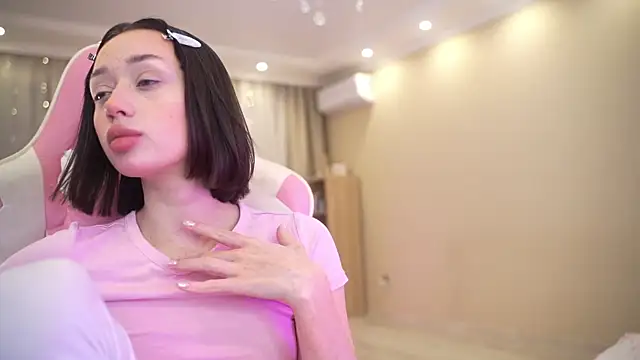 Snapshot of Bananalizzy chatting on 12-14-25, 02:00 Bananalizzy online show from 12-14-25, 02:00