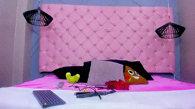 Mia Horney online show from 12-17-25, 01:17