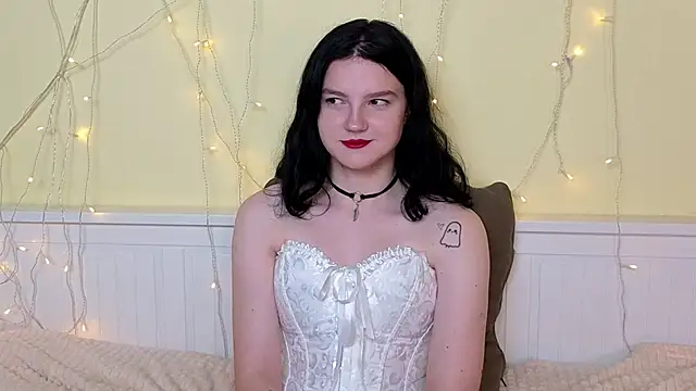 LatinaHuguenin online show from 11-17-25, 09:04