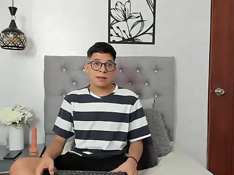 Snapshot of LucaDave_1 chatting on 11-11-25, 06:19 LucaDave 1 online show from 11-11-25, 06:19