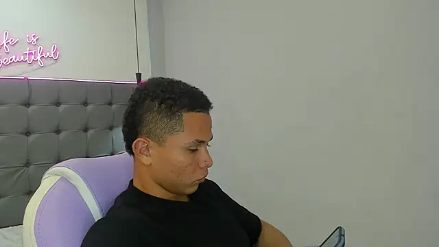 Snapshot of Liams18 chatting on 12-20-25, 02:40 Liams18 online show from 12-20-25, 02:40