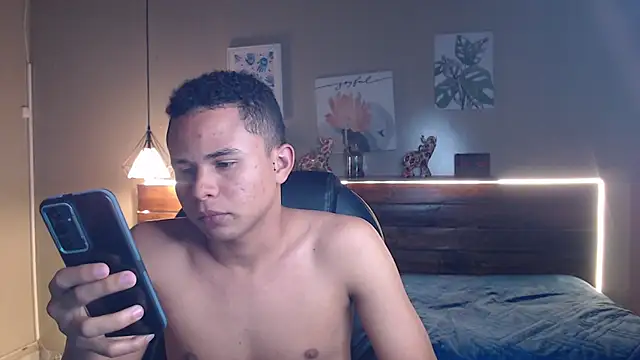 Snapshot of Liams18 chatting on 12-20-25, 02:46 Liams18 online show from 12-20-25, 02:46