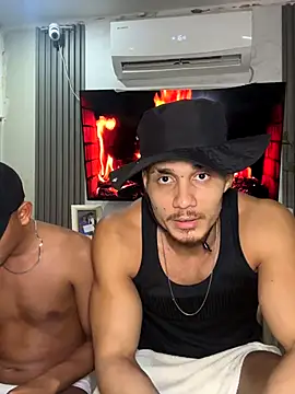 Snapshot of Tonny_2-2cm chatting on 11-09-25, 04:55 Tonny 2-2cm online show from 11-09-25, 04:55