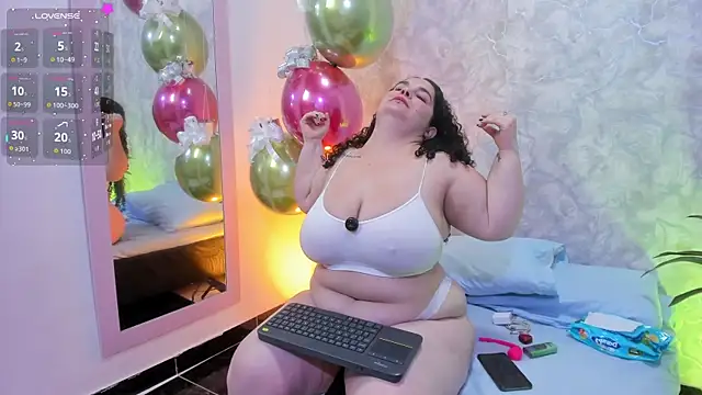 Snapshot of Reichel05_ chatting on 12-17-25, 05:13 Reichel05 online show from 12-17-25, 05:13