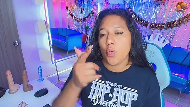 Snapshot of Alondra_gomexxx chatting on 12-21-25, 04:14 Alondra gomexxx online show from 12-21-25, 04:14