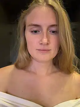 Snapshot of olliebells chatting on 05-17-26, 04:25 olliebells online show from 05-17-26, 04:25
