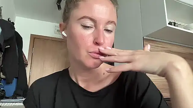 Snapshot of Ameli8 chatting on 11-09-25, 10:57 Ameli8 online show from 11-09-25, 10:57