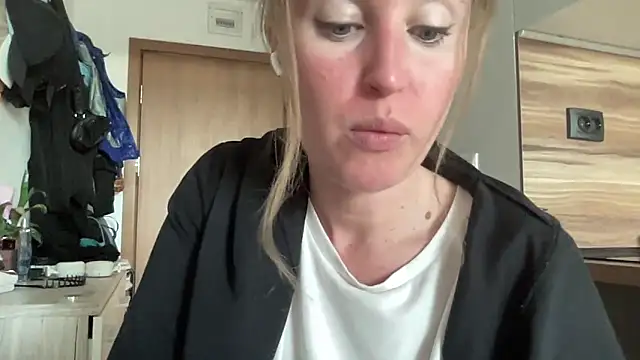 Snapshot of Ameli8 chatting on 11-12-25, 11:54 Ameli8 online show from 11-12-25, 11:54