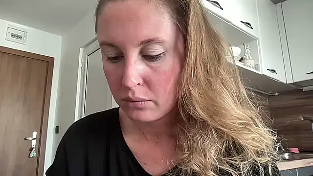 Snapshot of Ameli8 chatting on 11-13-25, 12:37 Ameli8 online show from 11-13-25, 12:37