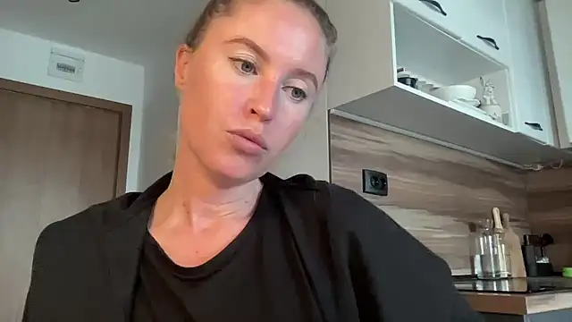 Snapshot of Ameli8 chatting on 11-19-25, 12:16 Ameli8 online show from 11-19-25, 12:16