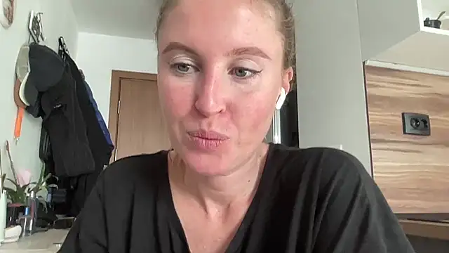 Snapshot of Ameli8 chatting on 11-27-25, 11:12 Ameli8 online show from 11-27-25, 11:12