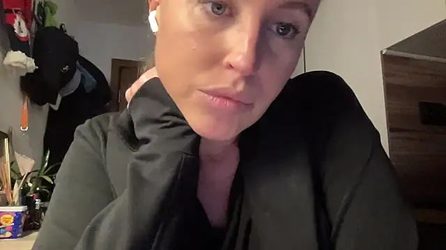 Snapshot of Ameli8 chatting on 12-14-25, 03:28 Ameli8 online show from 12-14-25, 03:28