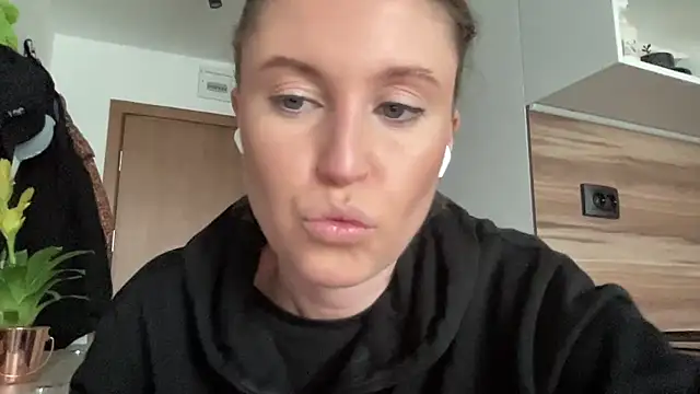 Snapshot of Ameli8 chatting on 12-22-25, 12:24 Ameli8 online show from 12-22-25, 12:24