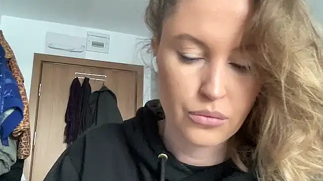 Snapshot of Ameli8 chatting on 02-15-26, 10:47 Ameli8 online show from 02-15-26, 10:47