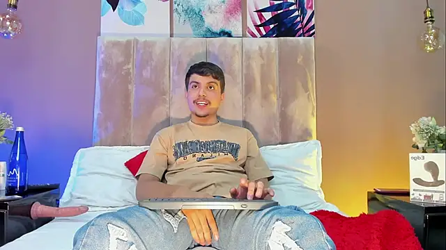 Snapshot of NicolasRey1 chatting on 11-18-25, 03:45 NicolasRey1 online show from 11-18-25, 03:45