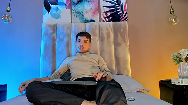 Snapshot of NicolasRey1 chatting on 11-21-25, 04:11 NicolasRey1 online show from 11-21-25, 04:11