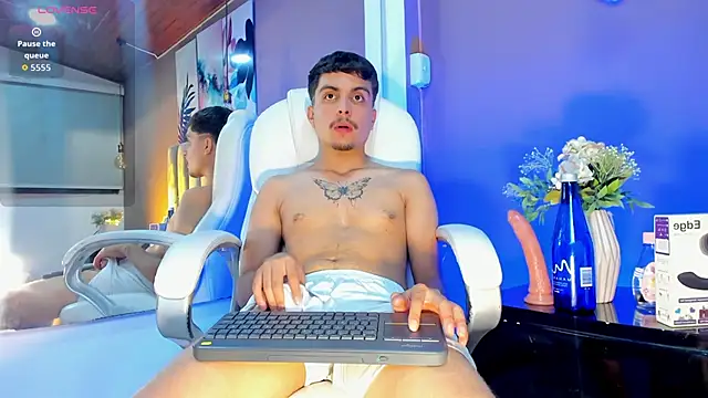 Snapshot of NicolasRey1 chatting on 11-23-25, 06:57 NicolasRey1 online show from 11-23-25, 06:57