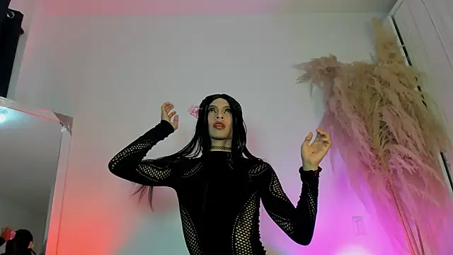 Dominique Rae online show from 11-21-25, 02:38