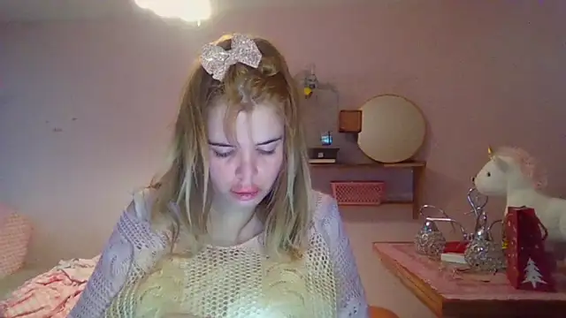 Snapshot of HornyElena chatting on 12-21-25, 02:46 HornyElena online show from 12-21-25, 02:46