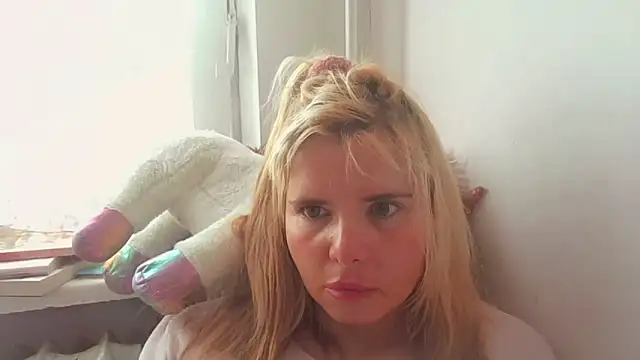 Snapshot of HornyElena chatting on 06-14-26, 01:13 HornyElena online show from 06-14-26, 01:13