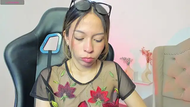 Snapshot of LuluuBerry chatting on 11-12-25, 01:44 LuluuBerry online show from 11-12-25, 01:44