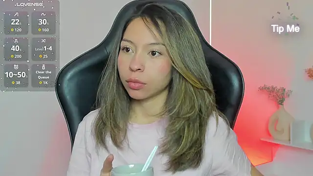 Snapshot of LuluuBerry chatting on 11-19-25, 10:59 LuluuBerry online show from 11-19-25, 10:59