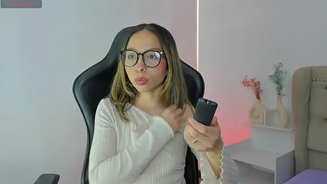 Snapshot of LuluuBerry chatting on 11-22-25, 12:59 LuluuBerry online show from 11-22-25, 12:59