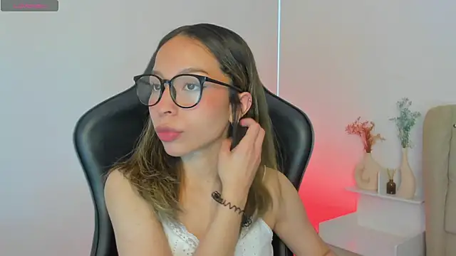 Snapshot of LuluuBerry chatting on 11-23-25, 11:21 LuluuBerry online show from 11-23-25, 11:21