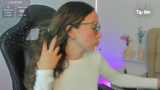 Snapshot of LuluuBerry chatting on 11-24-25, 03:34 LuluuBerry online show from 11-24-25, 03:34