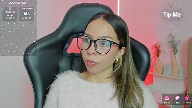 Snapshot of LuluuBerry chatting on 11-30-25, 02:10 LuluuBerry online show from 11-30-25, 02:10