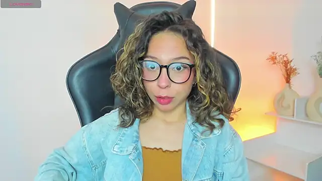 Snapshot of LuluuBerry chatting on 12-02-25, 04:35 LuluuBerry online show from 12-02-25, 04:35