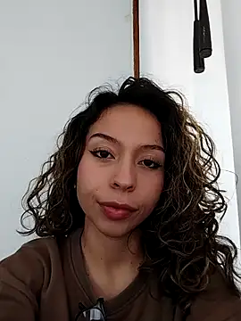 Snapshot of LuluuBerry chatting on 12-03-25, 04:27 LuluuBerry online show from 12-03-25, 04:27