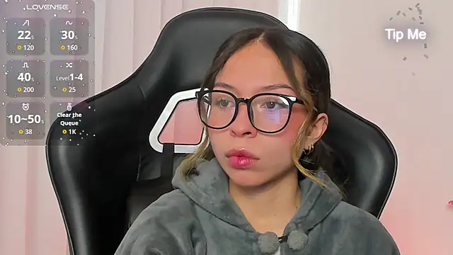 Snapshot of LuluuBerry chatting on 12-14-25, 02:11 LuluuBerry online show from 12-14-25, 02:11