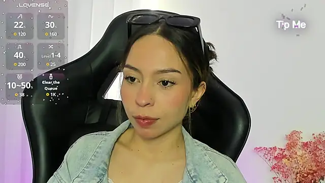 Snapshot of LuluuBerry chatting on 12-16-25, 06:46 LuluuBerry online show from 12-16-25, 06:46