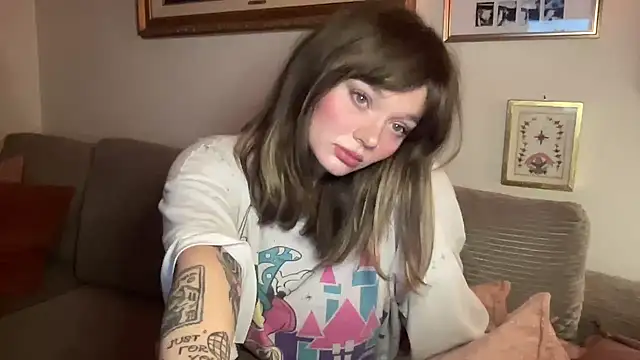 Snapshot of angelgirl98 chatting on 02-06-26, 01:54 angelgirl98 online show from 02-06-26, 01:54