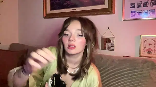 Snapshot of angelgirl98 chatting on 03-06-26, 06:10 angelgirl98 online show from 03-06-26, 06:10