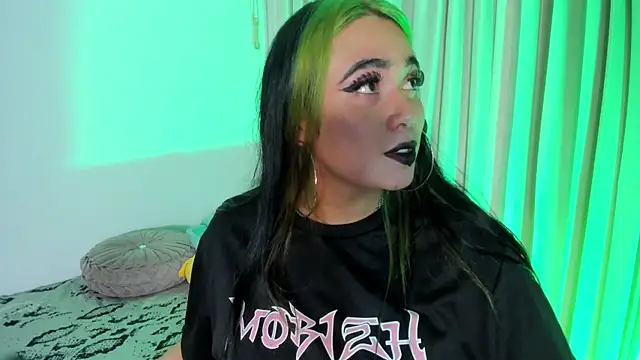 Snapshot of Lilith_Zenith_ chatting on 12-05-25, 04:32 Lilith Zenith online show from 12-05-25, 04:32