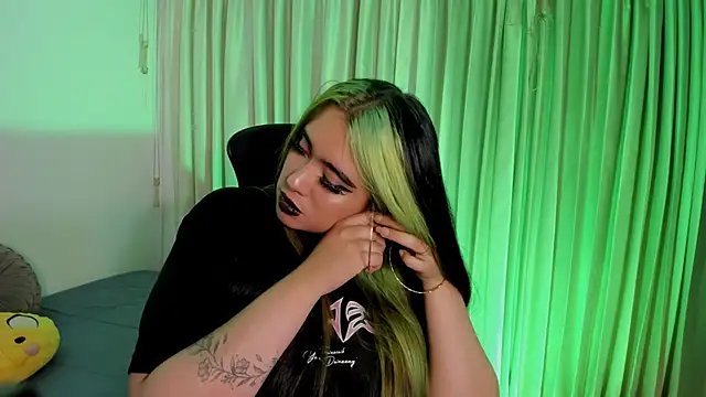 Snapshot of Lilith_Zenith_ chatting on 12-15-25, 04:06 Lilith Zenith online show from 12-15-25, 04:06