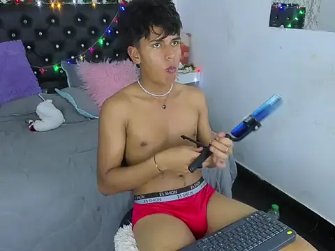 Snapshot of Valentino_Lane chatting on 12-15-25, 02:05 Valentino Lane online show from 12-15-25, 02:05