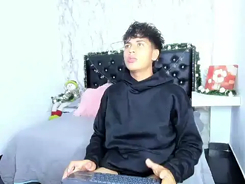 Snapshot of Valentino_Lane chatting on 12-16-25, 02:16 Valentino Lane online show from 12-16-25, 02:16