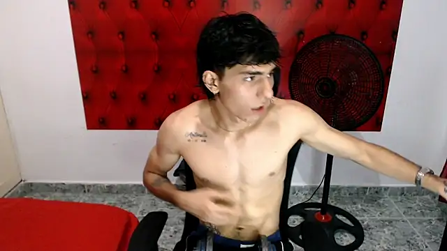 Snapshot of Bryant_Connor chatting on 11-19-25, 03:39 Bryant Connor online show from 11-19-25, 03:39