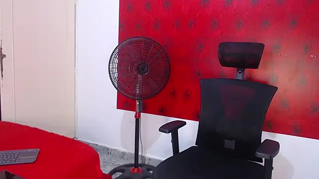 Snapshot of Bryant_Connor chatting on 12-21-25, 03:35 Bryant Connor online show from 12-21-25, 03:35